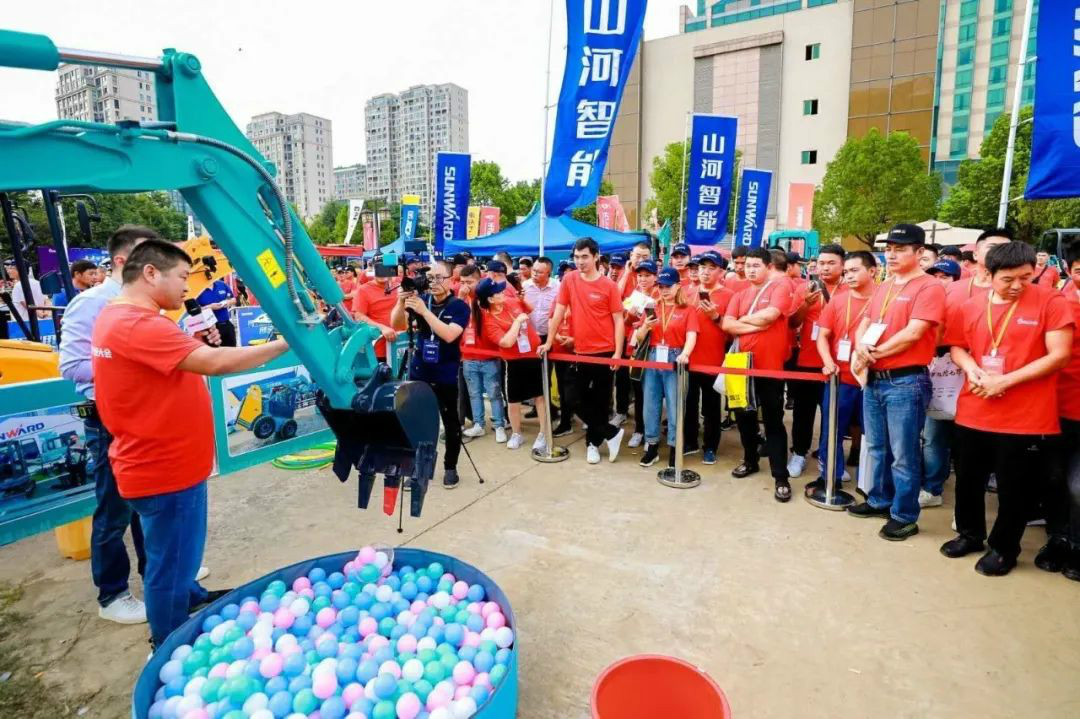 2020全球微挖大会 ca888亚洲城智能精品微挖赢得满堂彩