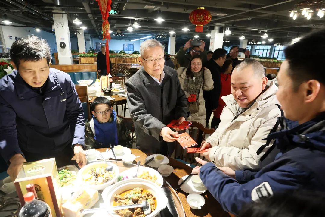 ca888亚洲城智能董事长何清华与留厂员工一起过大年！