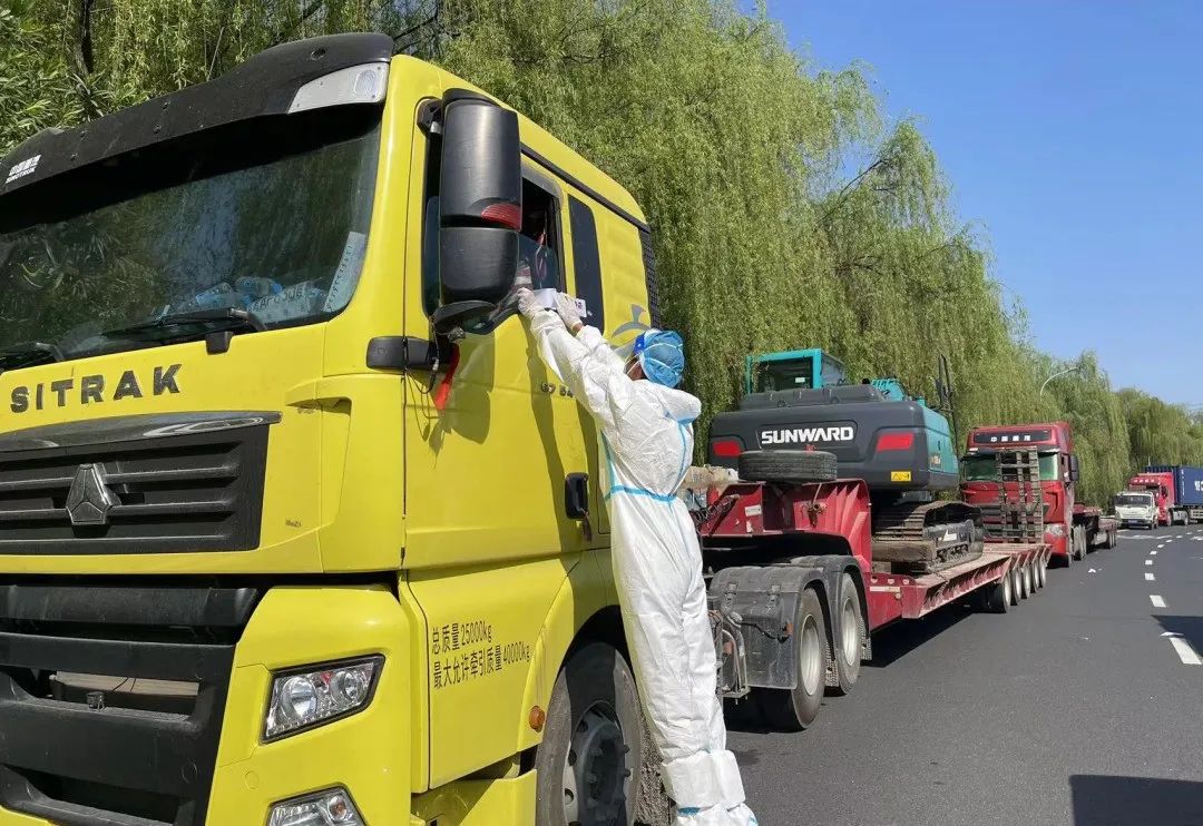 防疫、交机两手抓！ca888亚洲城智能挖掘机顺利交付获好评