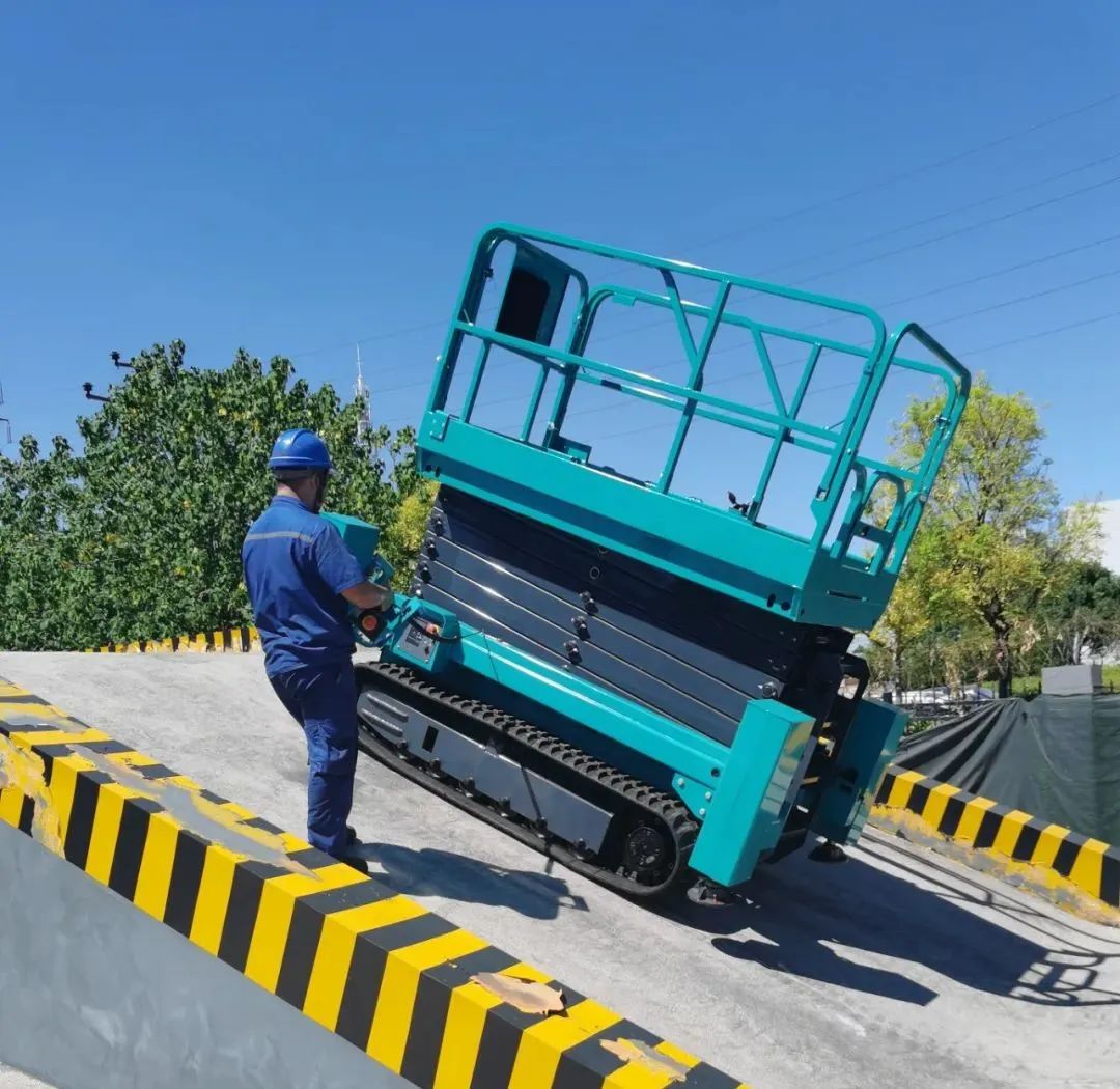 加速电动化产品布局，ca888亚洲城智能第一款履带剪叉式高空作业平台来了！