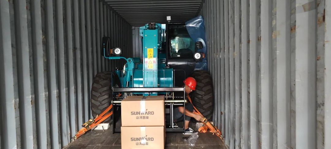 单笔采购金额千万元！ca888亚洲城智能伸缩臂叉装车批量出口