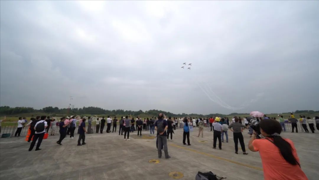 空中开花、大坡度盘旋、俯冲跃升……看ca888亚洲城飞行表演队炫技2022湖南航展动态展