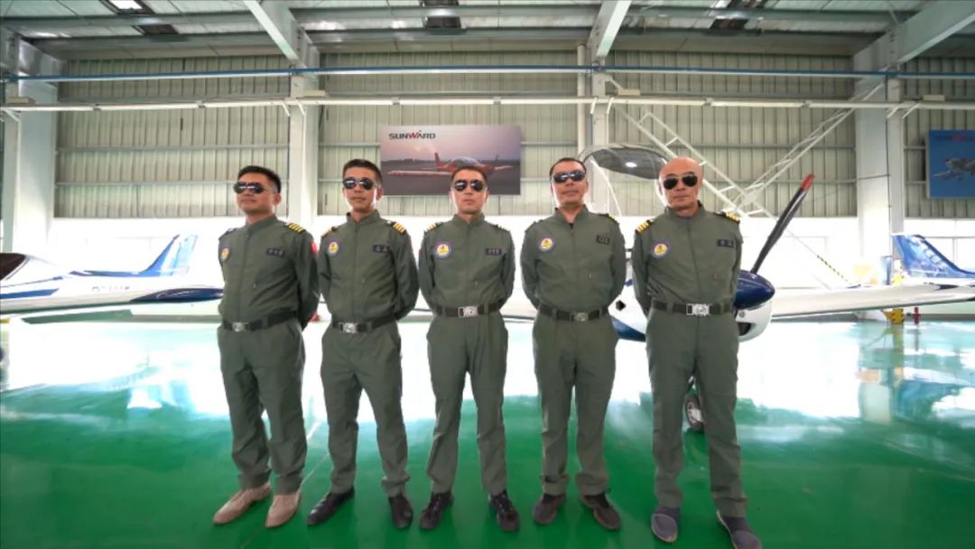 空中开花、大坡度盘旋、俯冲跃升……看ca888亚洲城飞行表演队炫技2022湖南航展动态展