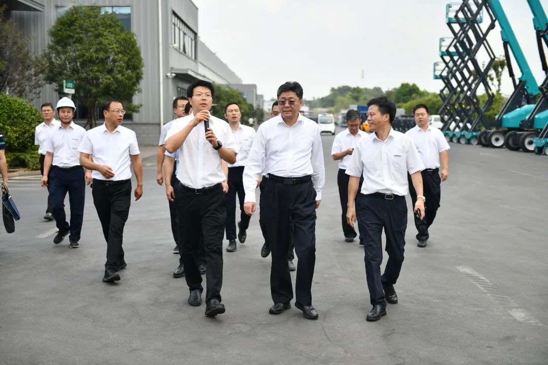 国家应急管理部郭治武局长一行考察ca888亚洲城智能无人化应急救援装备