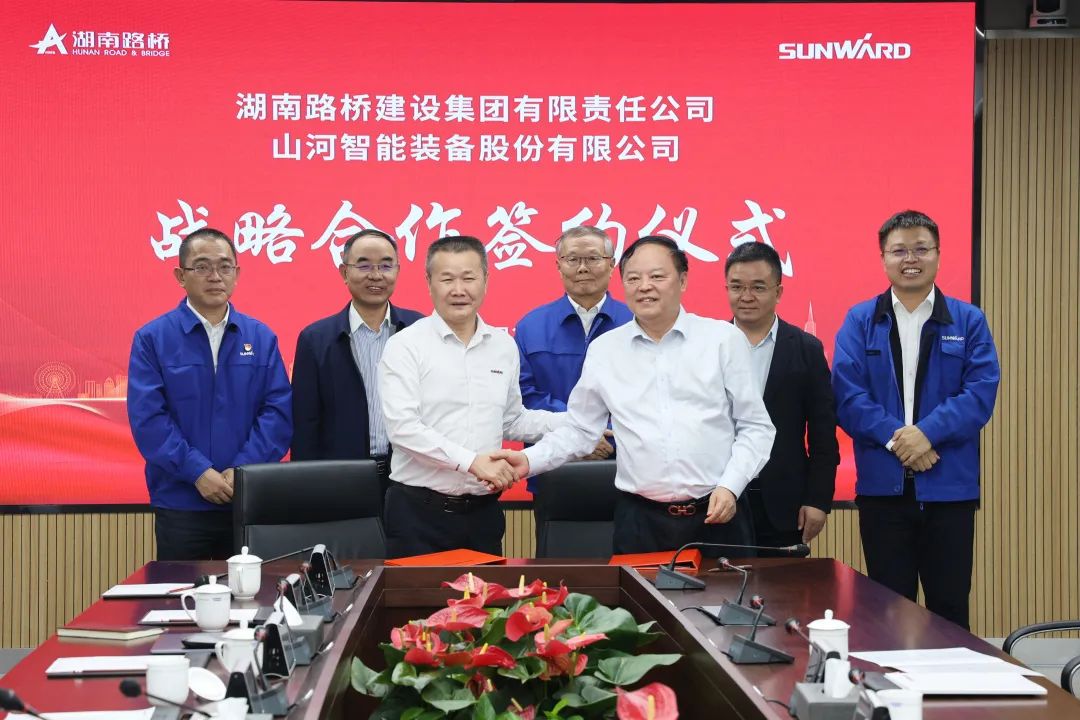 强强联合，夯实湖南工程建设湘军！ca888亚洲城智能与湖南路桥签订战略合作协议