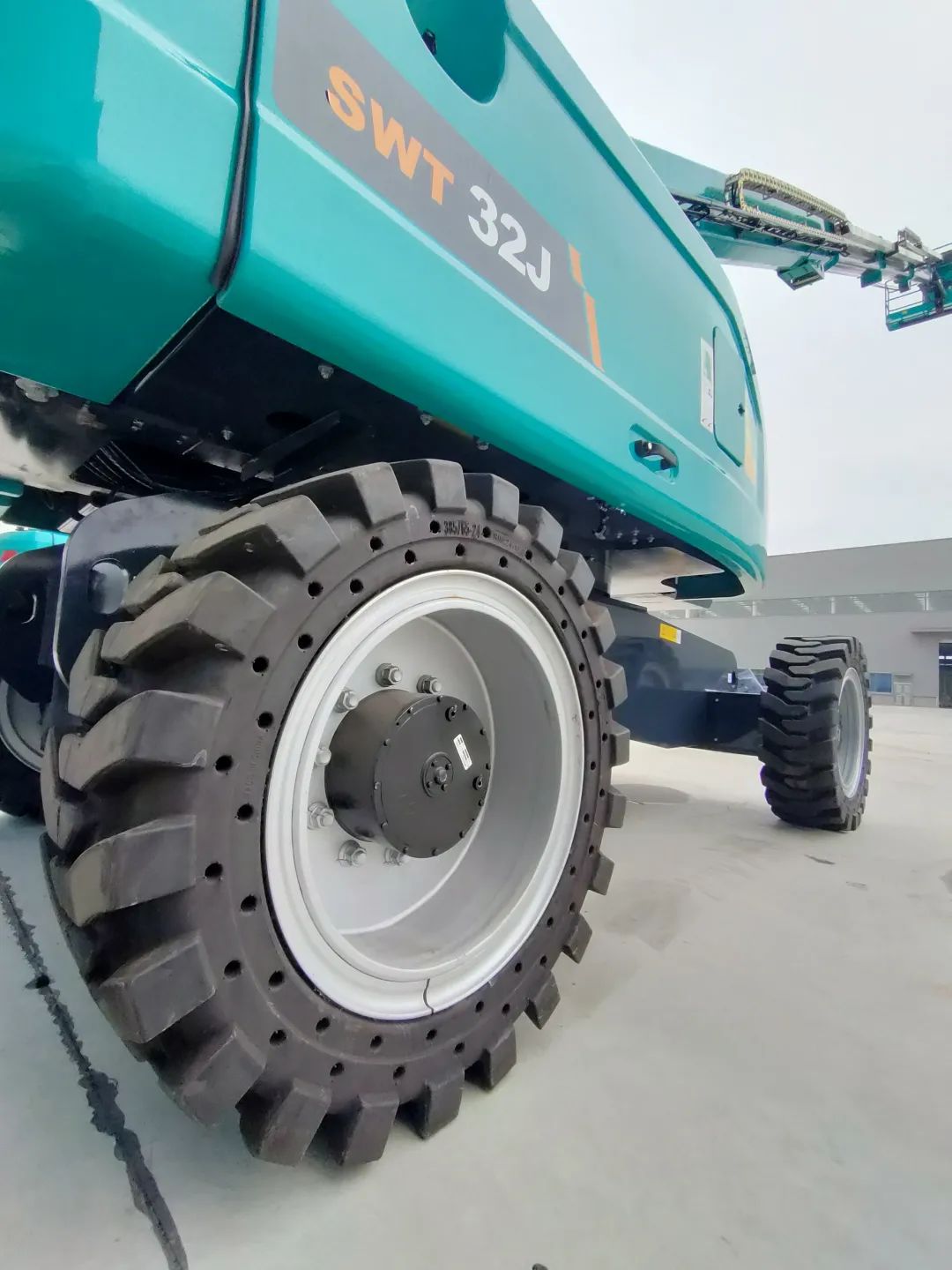 无需扩桥！ca888亚洲城智能国四款32米直臂式高空作业平台成功下线