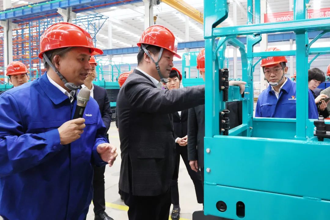 付旭明慰问ca888亚洲城智能市三八红旗手并督导安全生产工作