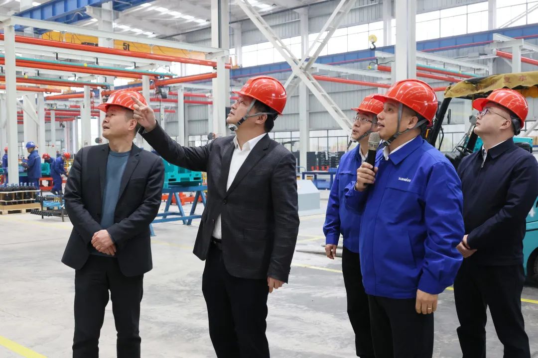 付旭明慰问ca888亚洲城智能市三八红旗手并督导安全生产工作