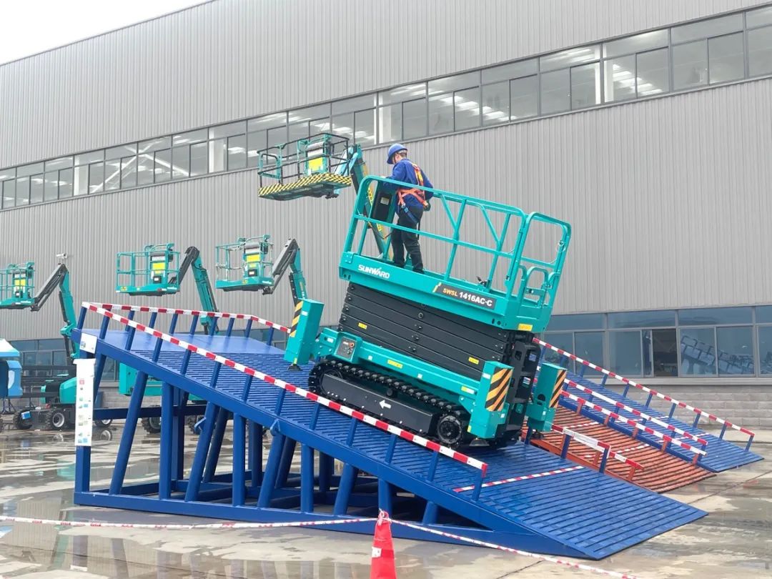 出厂即“出道”！ca888亚洲城智能首款履带剪叉式高空作业平台批量上市