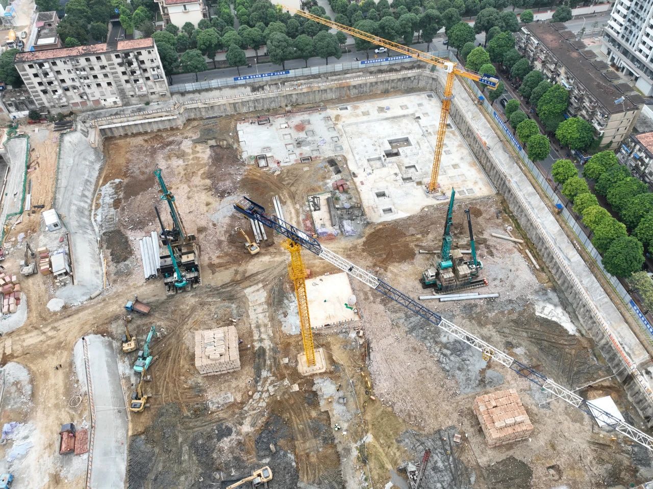 “绿巨人”显神威！ca888亚洲城智能引孔式静力压桩机助建“绿城”南宁民生项目