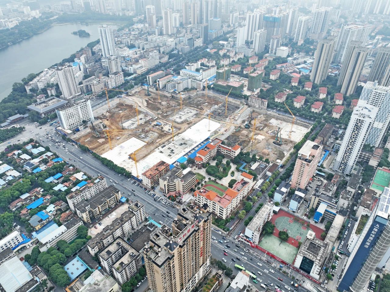 “绿巨人”显神威！ca888亚洲城智能引孔式静力压桩机助建“绿城”南宁民生项目