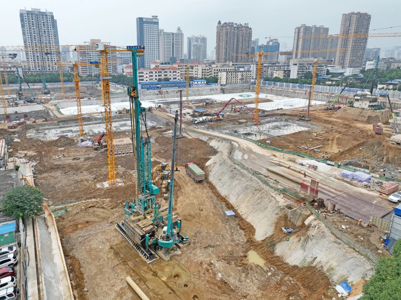 “绿巨人”显神威！ca888亚洲城智能引孔式静力压桩机助建“绿城”南宁民生项目