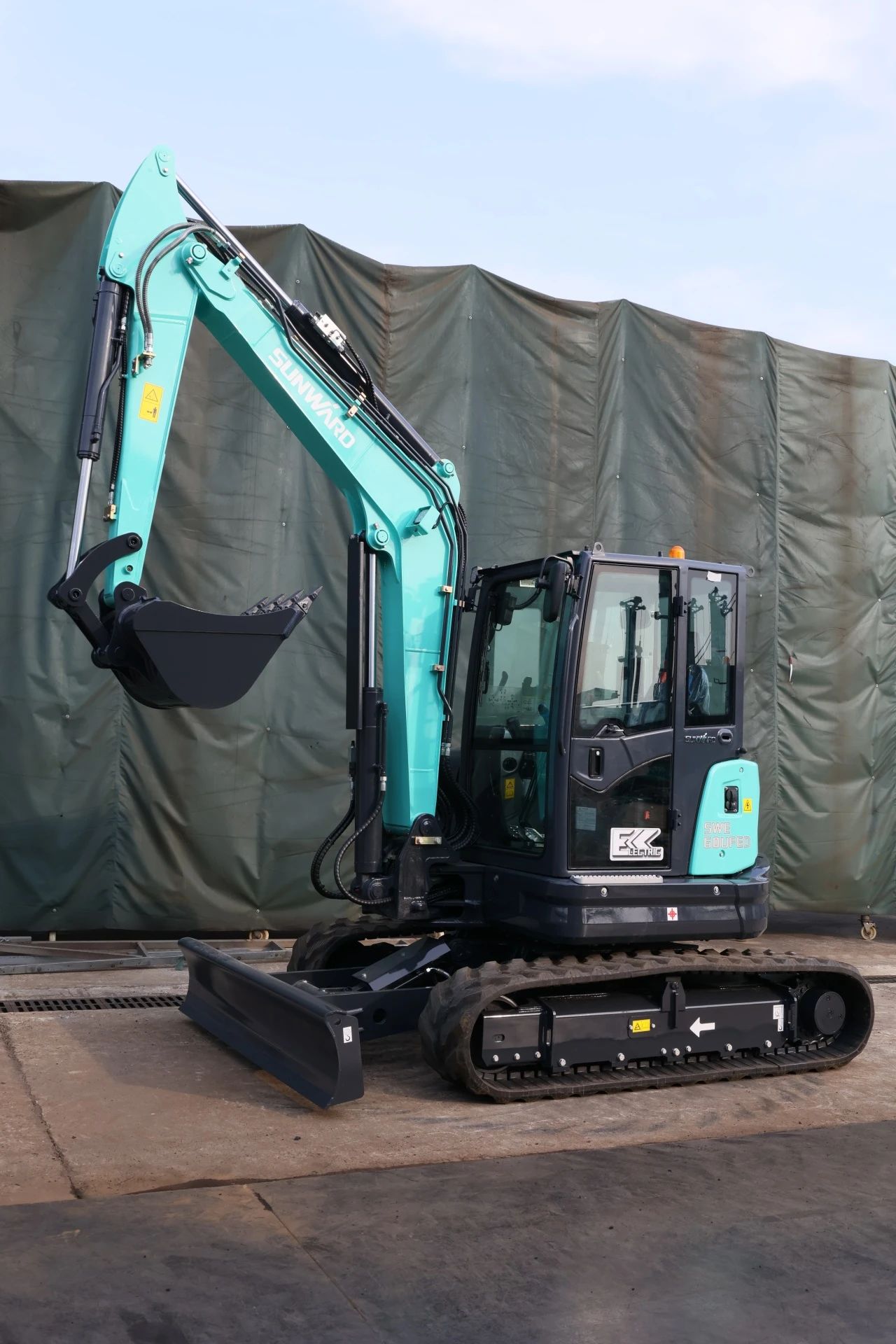 绿色上新！ca888亚洲城智能SWE60UFED纯电动无尾挖掘机成功下线