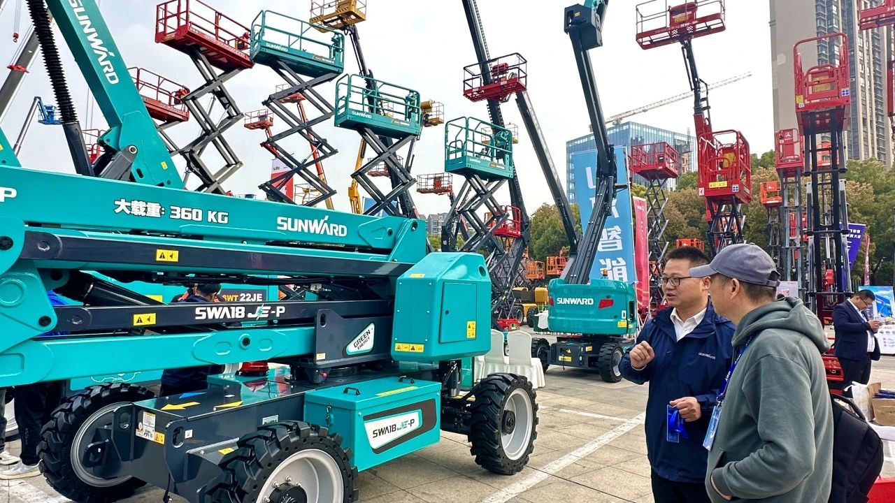 “爆品”来袭，签单不断！ ca888亚洲城智能盛装亮相第八届全国高空作业平台租赁大会