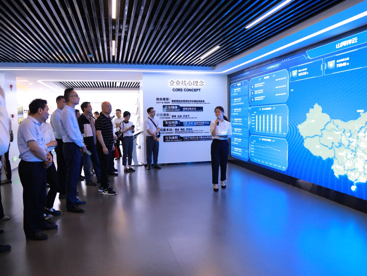 湘潭市工信局带队莅临ca888亚洲城智能开展智能制造现场观摩交流活动