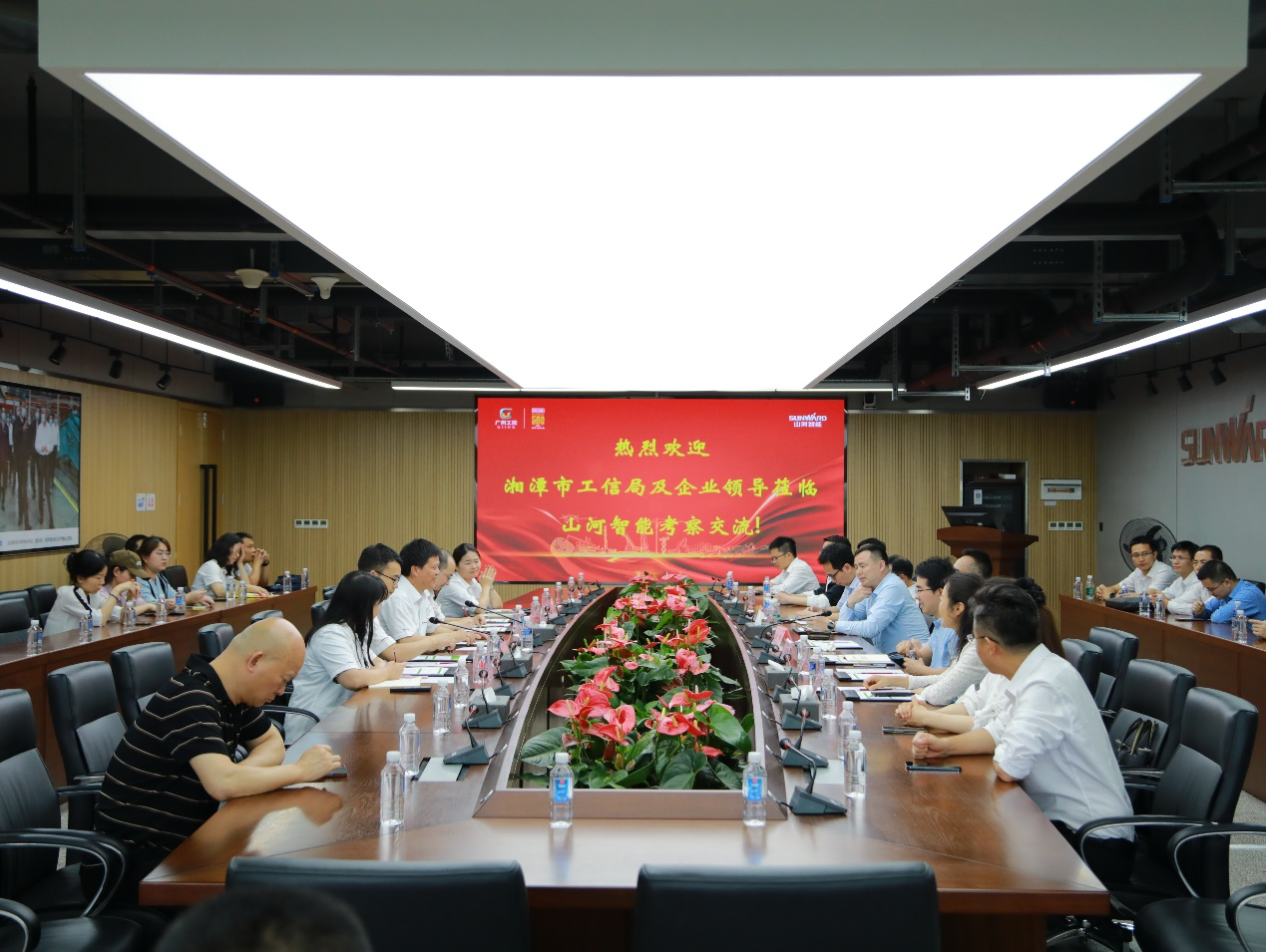 湘潭市工信局带队莅临ca888亚洲城智能开展智能制造现场观摩交流活动