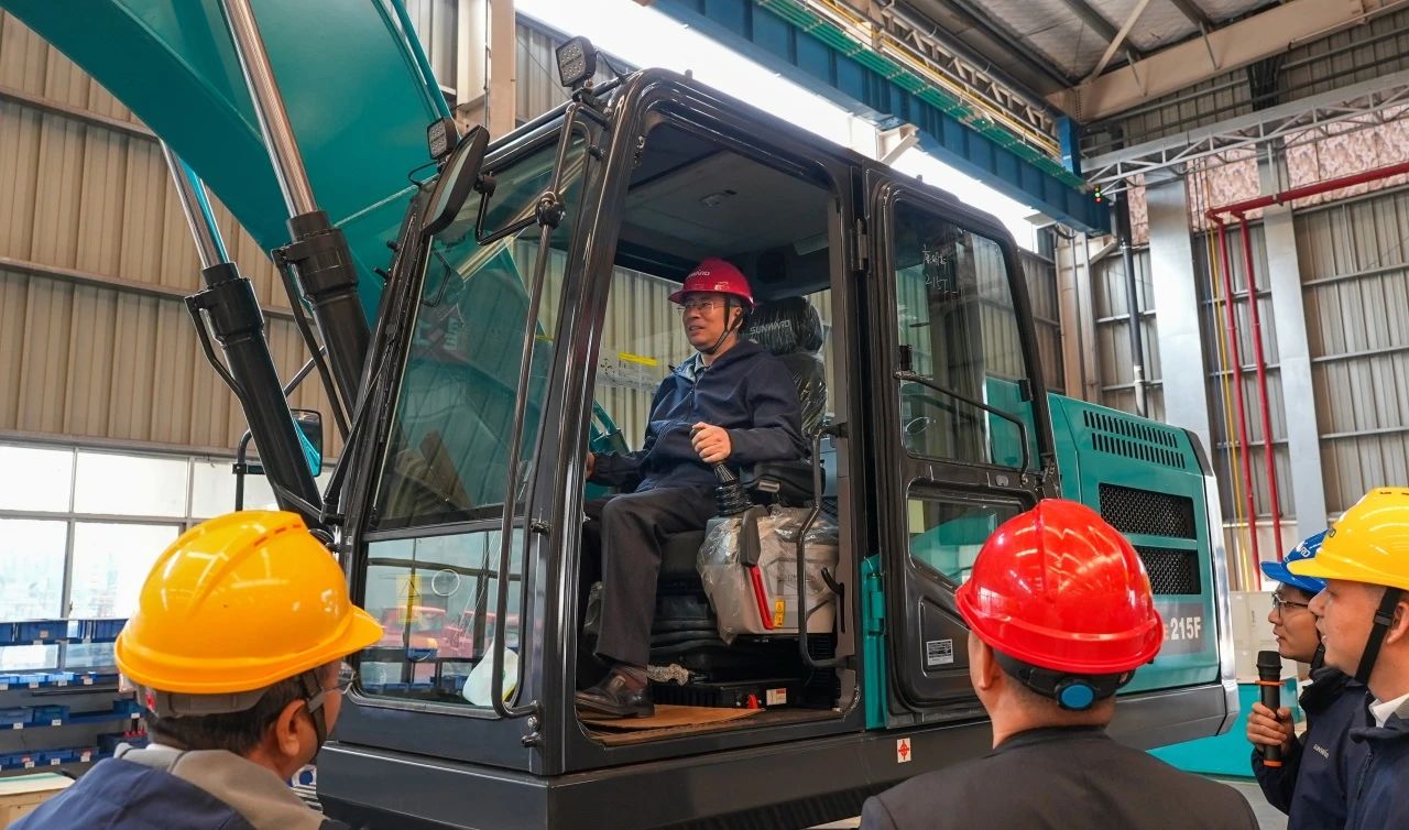 聚焦市场需求，ca888亚洲城智能三款精品工程液压挖掘机成功下线