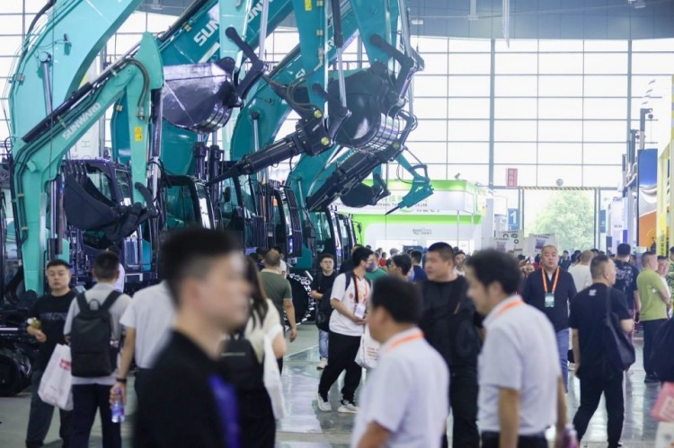 2025 CICEE | 打造极致精品化，ca888亚洲城智能挖掘机“圈粉”长沙展