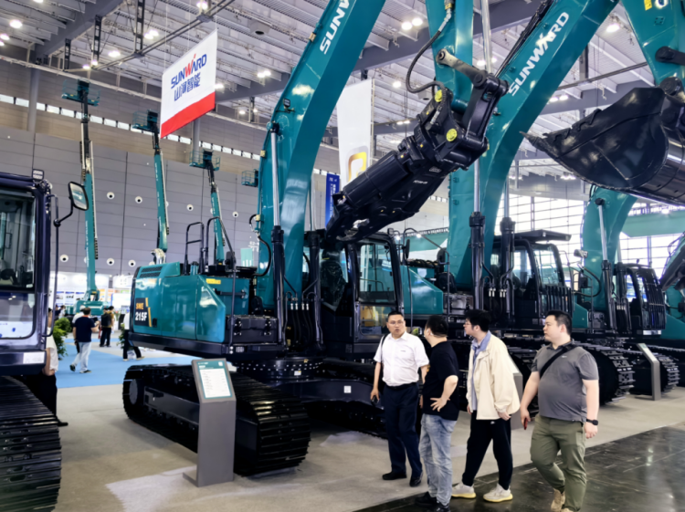 2025 CICEE | 打造极致精品化，ca888亚洲城智能挖掘机“圈粉”长沙展