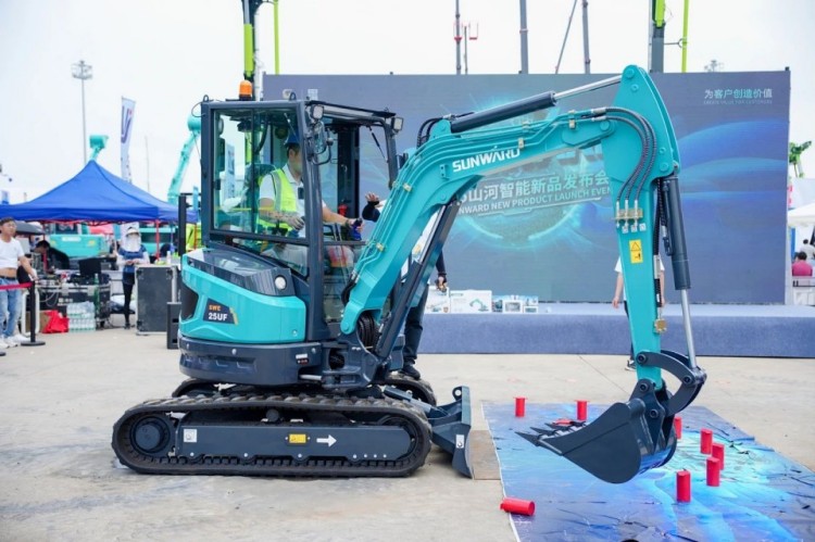 2025 CICEE | 打造极致精品化，ca888亚洲城智能挖掘机“圈粉”长沙展