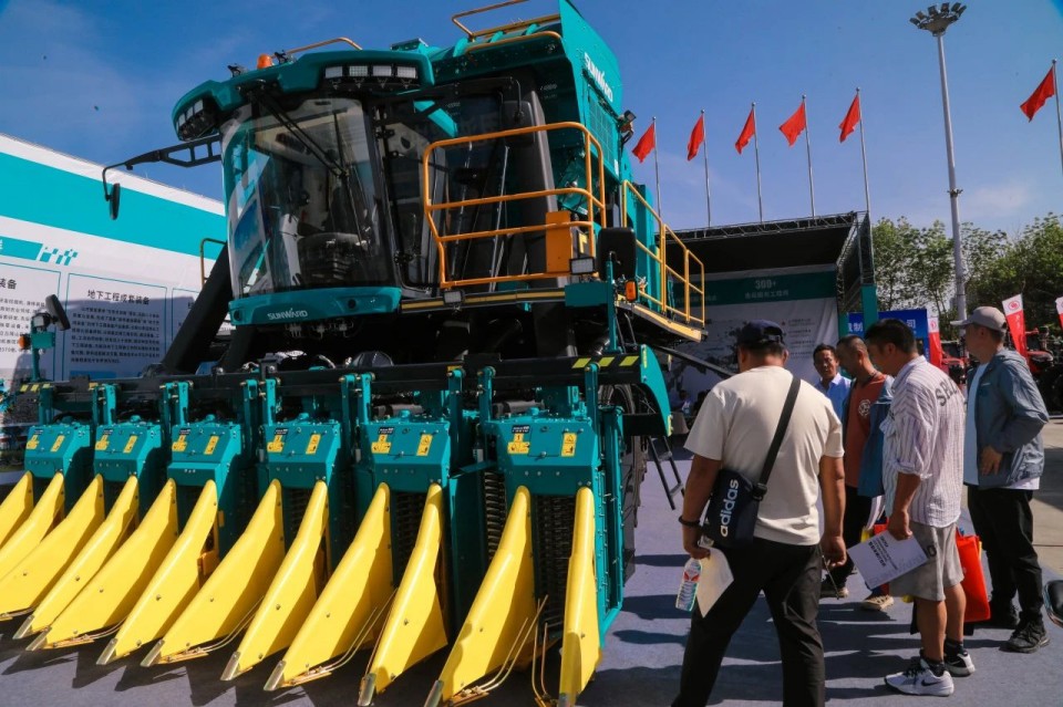 ca888亚洲城智能亮相2025新疆国际农业机械博览会