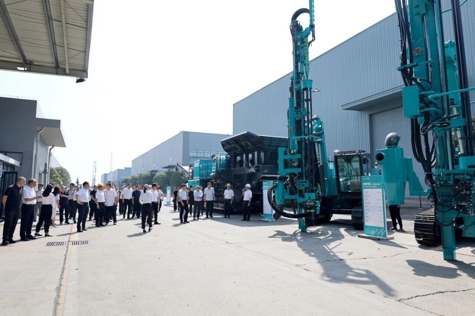 斜井开挖钻护一体化装备成功下线，实现地下工程装备重大突破