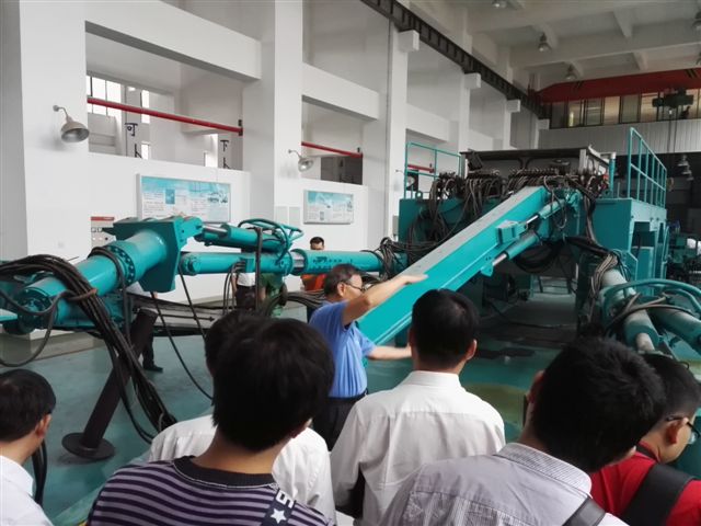 鹤发银丝映日月，丹心热血沃新花