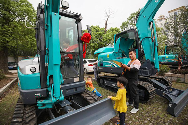 红四月，ca888亚洲城智能挖掘机促销会节节攀升