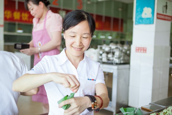 弘扬传统文化，共享浓情端午——记第三届“爱国心·ca888亚洲城情”包粽子比赛