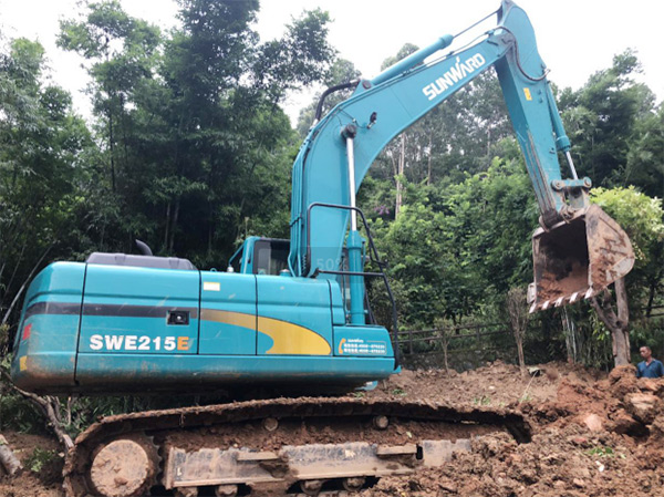ca888亚洲城智能SWE 215E挖掘机是他的左膀右臂！
