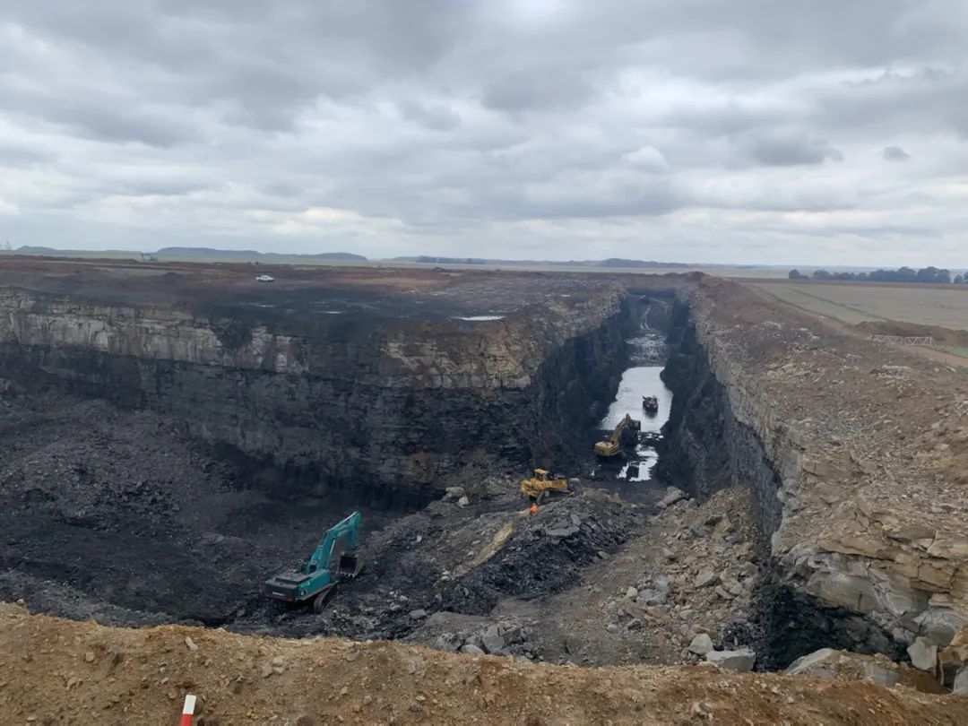 挑战矿山难题！ca888亚洲城智能95吨级矿用挖掘机成功进入非洲市场