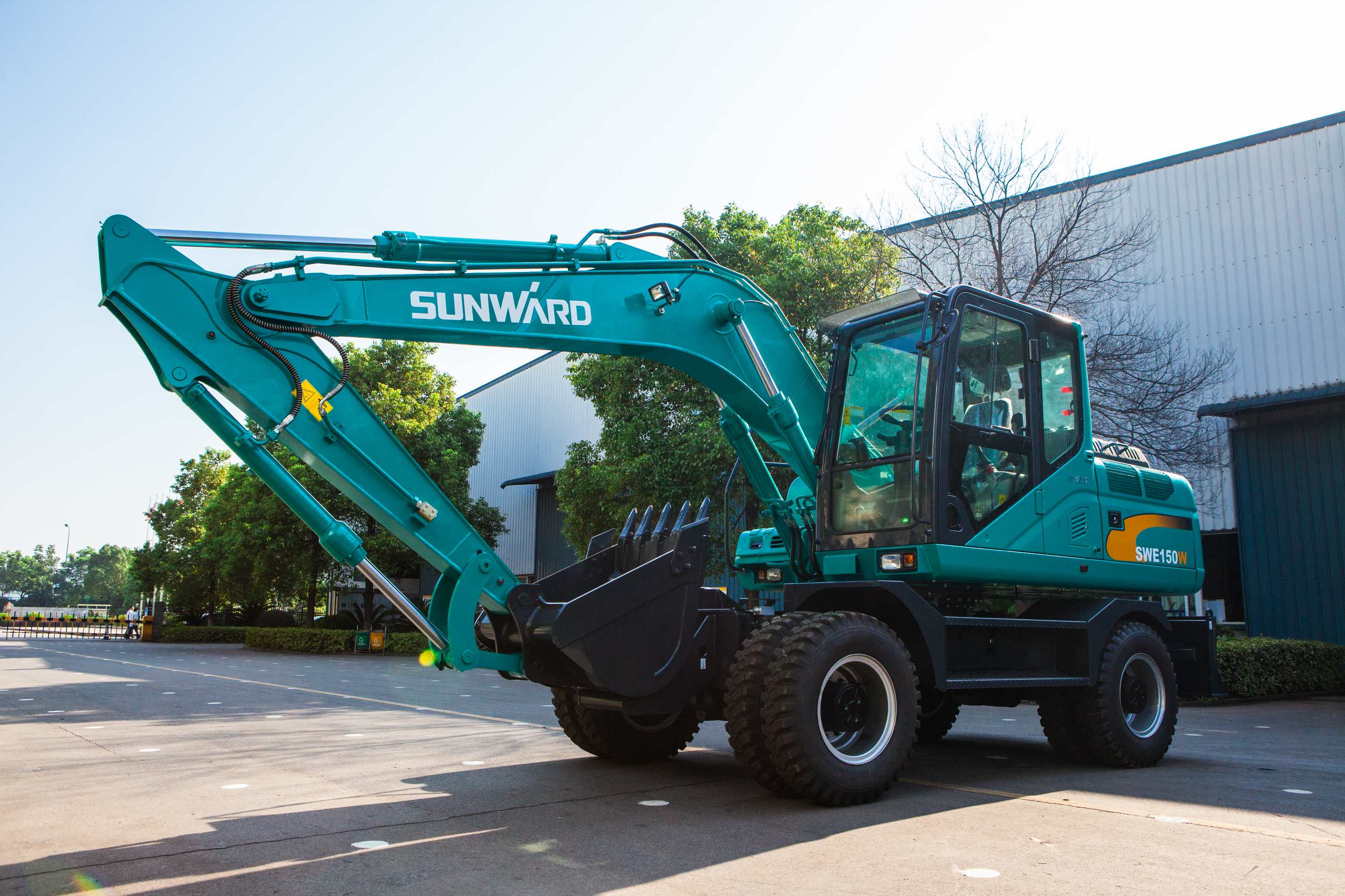 轮胎式挖掘机和履带式挖掘机，你更看好哪个？