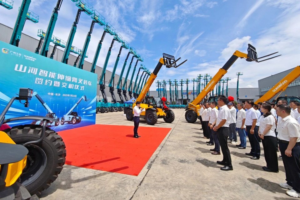 ca888亚洲城智能伸缩臂叉装车批量交付，即将奔赴新一线