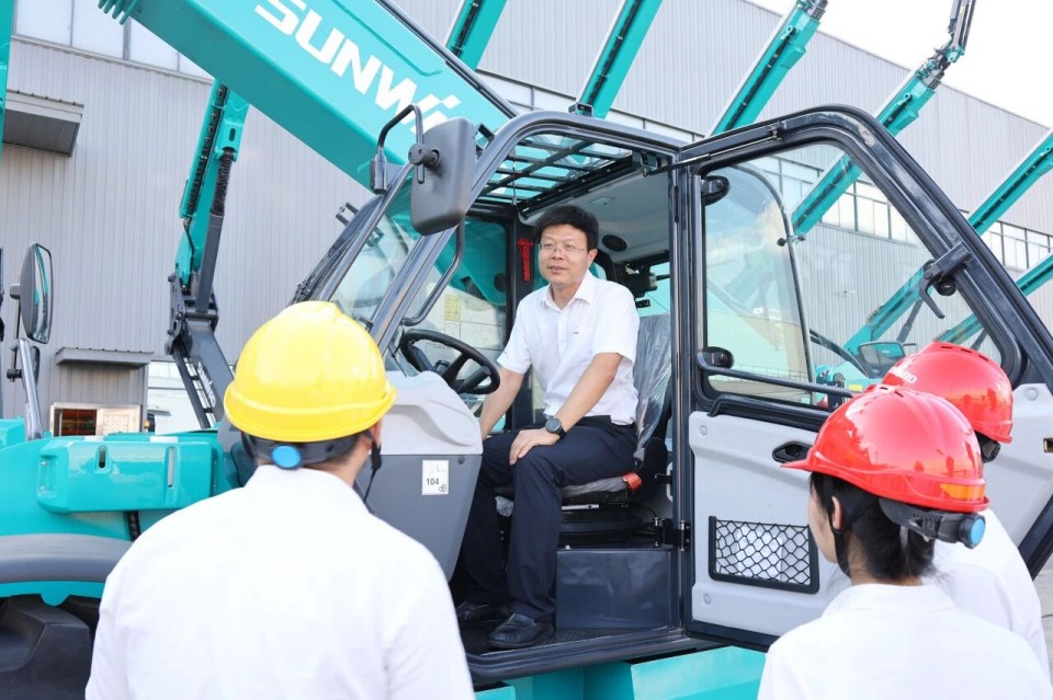 高端机型“双箭齐发”！ca888亚洲城智能两款伸缩臂叉装车成功下线