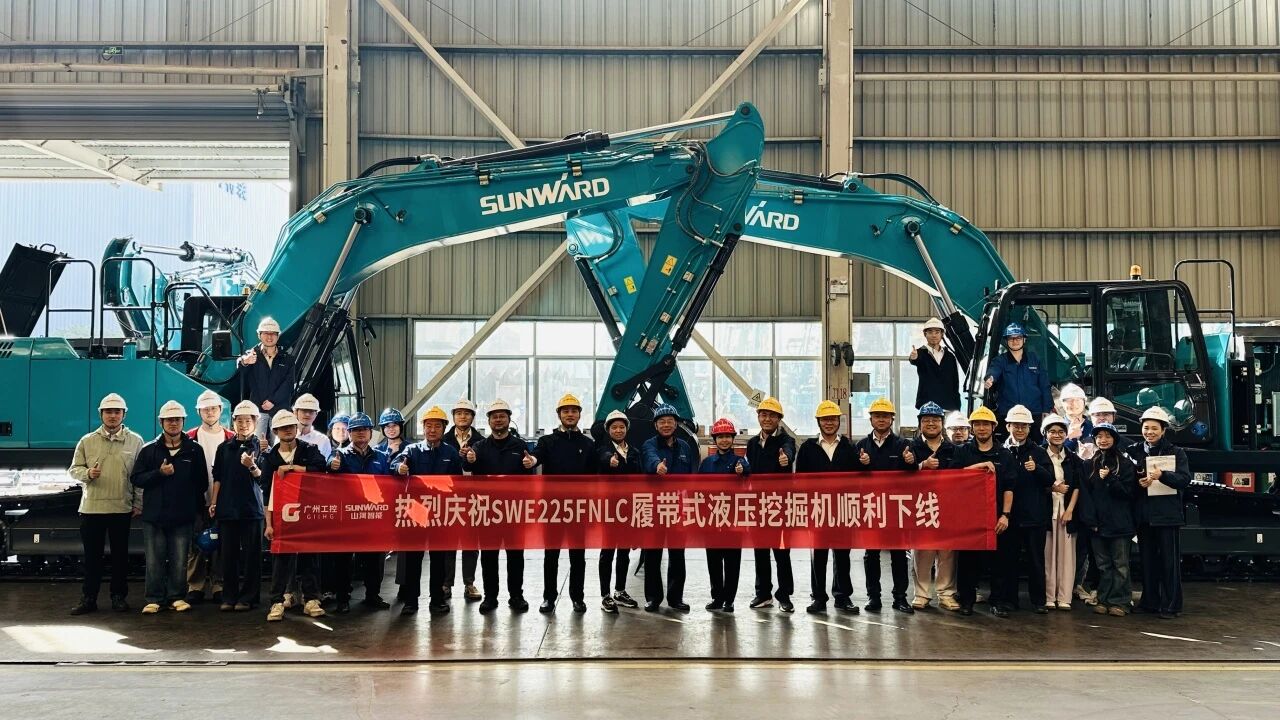 “双子星”闪耀！ca888亚洲城智能两款履带式液压挖掘机成功下线